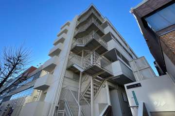 マンション大塚の外観（北東側から）