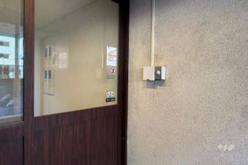 エントランスはオートロック付きです。