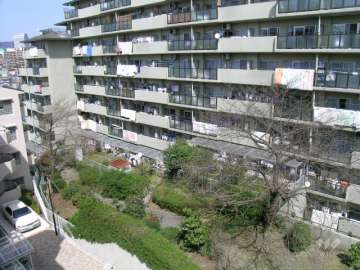 藤和千里ハイタウンの外観（南西向きの棟）