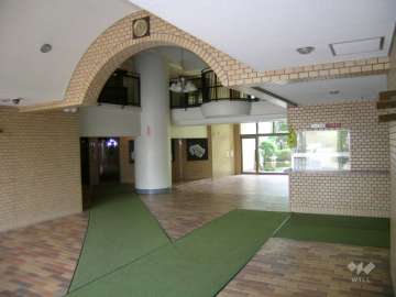 吹き抜けのエントランスホール