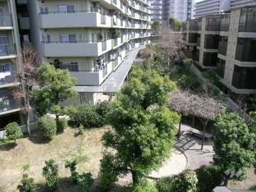 敷地の南部分。敷地内は植栽が多く、公園スペースも設けられています。