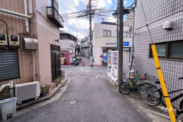 敷地東側の前面道路（北側から）