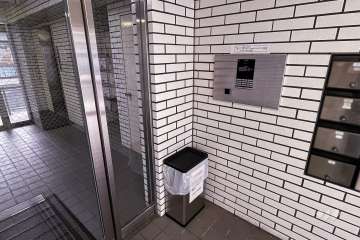 エントランスはオートロック付きです。