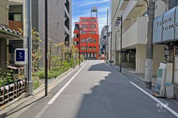 敷地の北東側前面道路（北西側から）