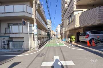 敷地北東側の前面道路（南東側から）