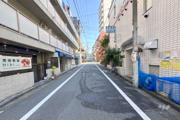 敷地南東側の前面道路（南西側から）