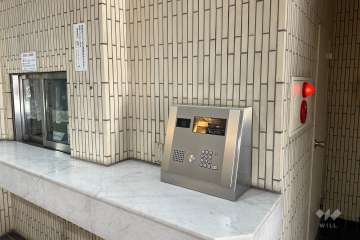 エントランスはオートロック付きです。