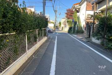 敷地の東側前面道路（南側から）