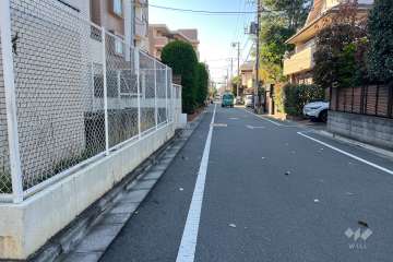 敷地の北側前面道路（東側から）