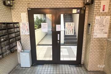 エントランスはオートロック付きです。