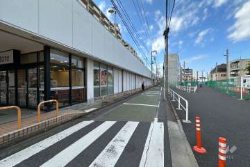 敷地の北側前面道路（東側から）