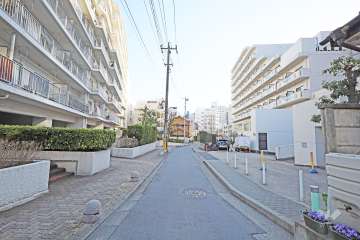 敷地西側の前面道路