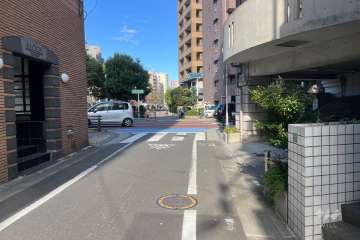 敷地西側の前面道路