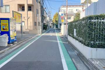 敷地西側の前面道路（南側から）