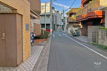 敷地の南東側前面道路（南西側から）