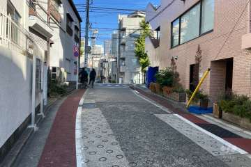 敷地西側の前面道路