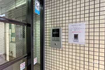 エントランスはオートロック付きです。