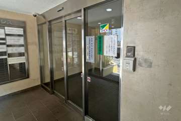 エントランスはオートロック付きです。