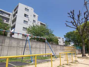 周辺には公園が点在しています。