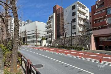 敷地の西側前面道路は明治通りです（南側から）。
