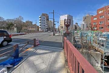 敷地の南側前面道路（東側から）
