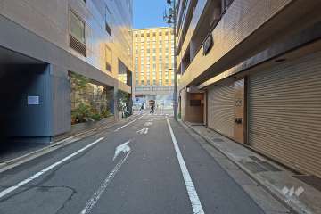 敷地の北西側前面道路（南西側から）