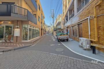 敷地の南東側前面道路（北東側から）
