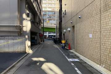 敷地の北西側前面道路（南西側から）