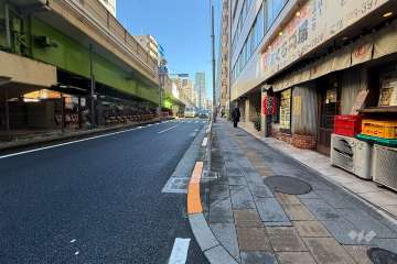 敷地の北東側前面道路（北西側から）