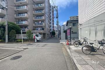 敷地東側の前面道路