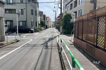敷地の南東側前面道路（北東側から）