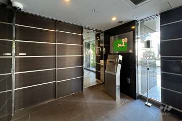 エントランスはオートロック付きです。