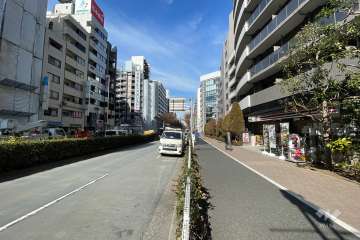 敷地西側の前面道路