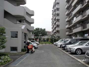 駐車場（左手が203号棟）