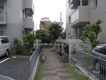 駐輪場（右手が205号棟の駐輪場）