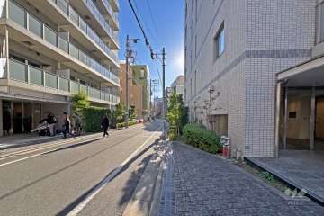 敷地の南西側前面道路（北西側から）