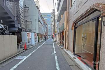 敷地の南東側前面道路（北東側から）