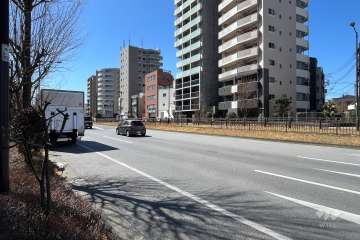 敷地の東側前面道路（北側から）