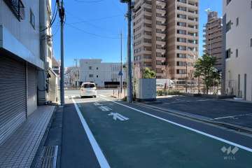 敷地の北側前面道路（西側から）