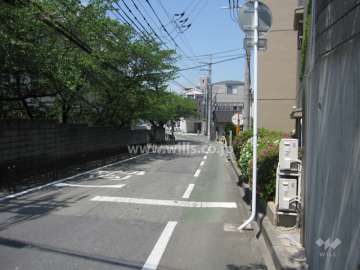 敷地西側の前面道路