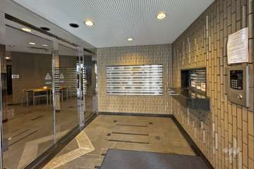 エントランスはオートロック付きです。