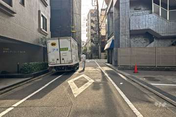 敷地西側の前面道路（北側から）