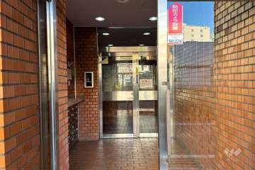 エントランスはオートロック付きです。