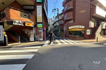 敷地南東側の前面道路（南西側から）