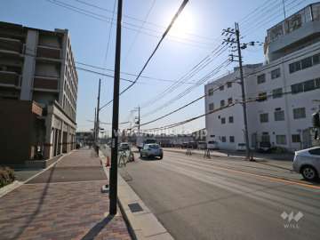 敷地西側の前面道路（県道42号尼崎宝塚線）