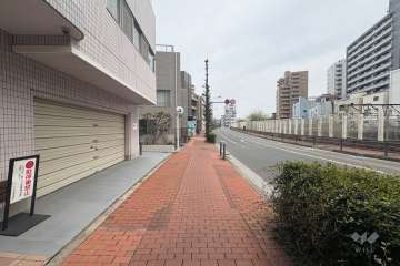 敷地南側の前面道路（西側から）
