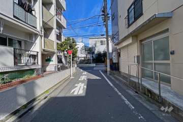 敷地の東側前面道路（南側から）