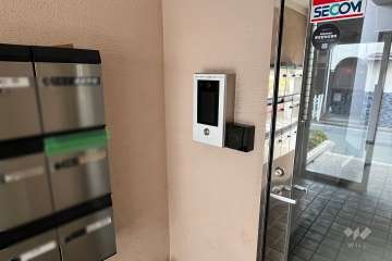 エントランスはオートロック付きです。