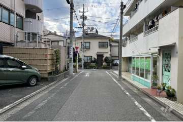 敷地の北側前面道路（東側から）