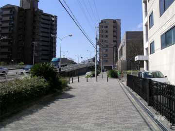 敷地のすぐ南側には内環状線が走っています。